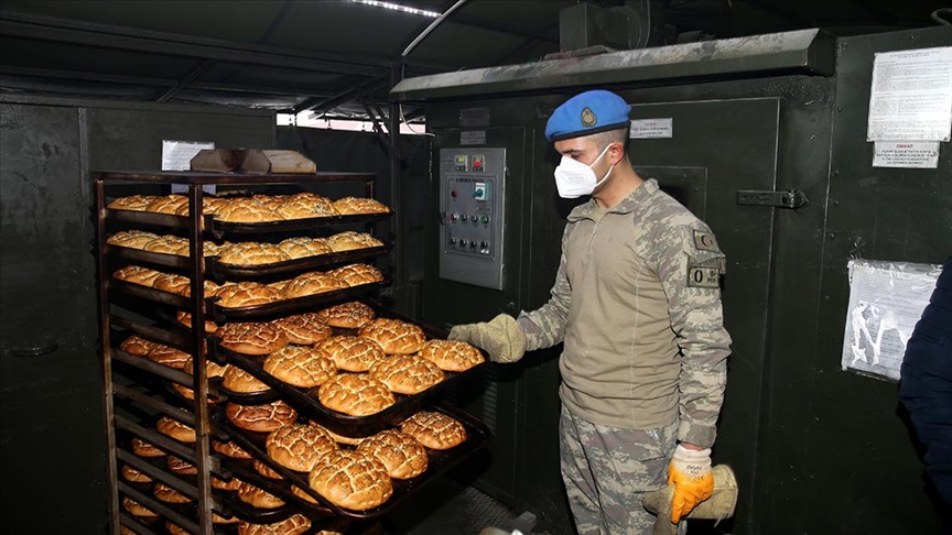 Mehmetçik Kahramanmaraş’ta depremzedeler için ekmek ve ramazan pidesi üretiyor