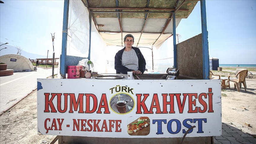 Depremlerin vurduğu Samandağ’da kahve tezgahını yeniden açtı