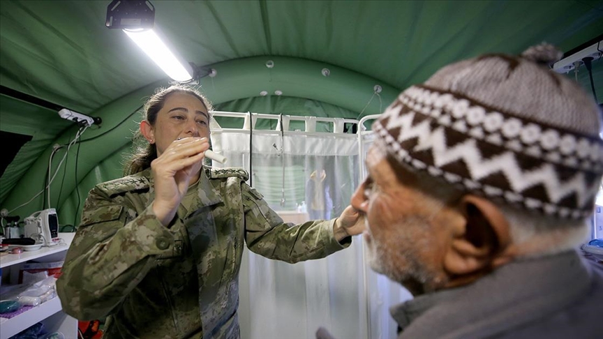 Afetzedeler Mehmetçik tarafından kurulan sahra hastanesinde tedavi oluyor