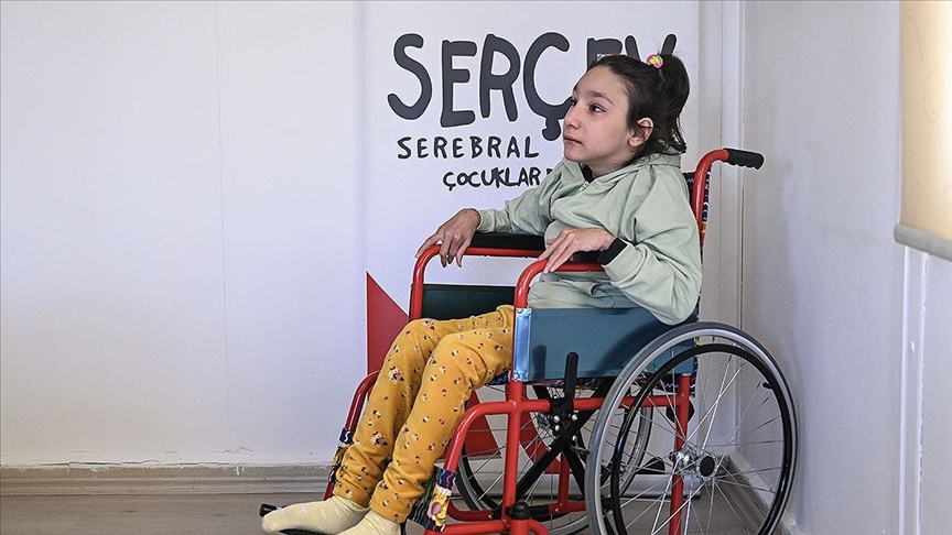 Serebral palsili Yaren’in “yürüme umudu” enkazda kaldı