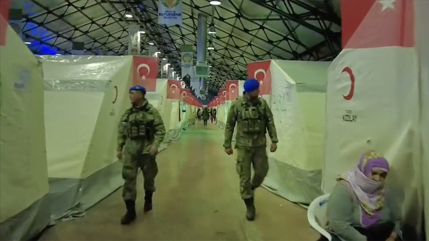 Mehmetçik, Malatya’da depremzedelere yardım faaliyetlerini sürdürüyor