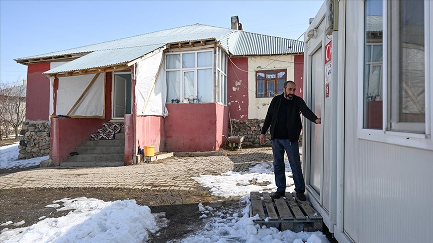 Minibüsüyle gittiği deprem bölgesinde günlerce ücretsiz çay dağıttı