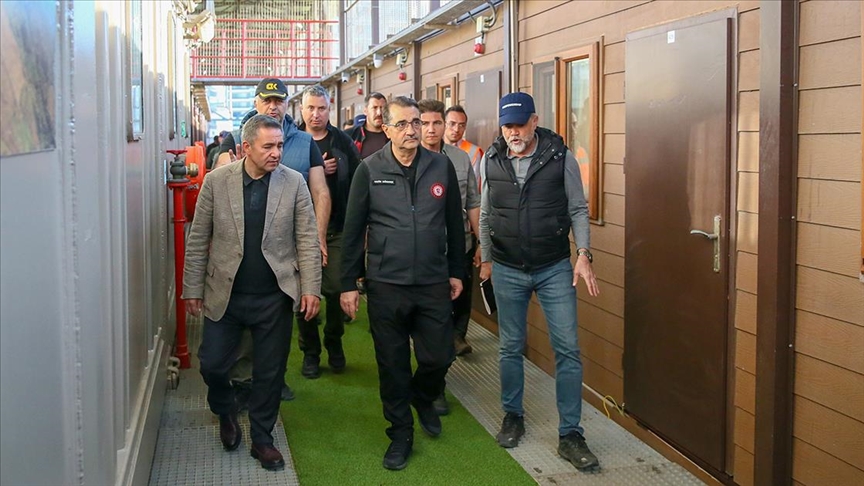 Bakan Dönmez, İskenderun’da depremzedelerin barınacağı gemiyi inceledi