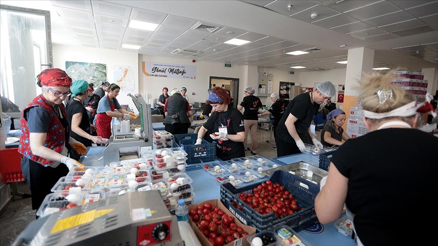 “Gönül Mutfağı”nda depremzedeler için arı gibi çalışıyorlar