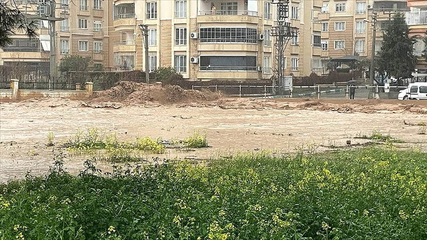 Şanlıurfa’da sağanak derelerin taşmasına neden oldu