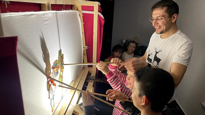 Depremin gölgelediği yüzleri “gölge oyunu” ile güldürmeye çalışıyor