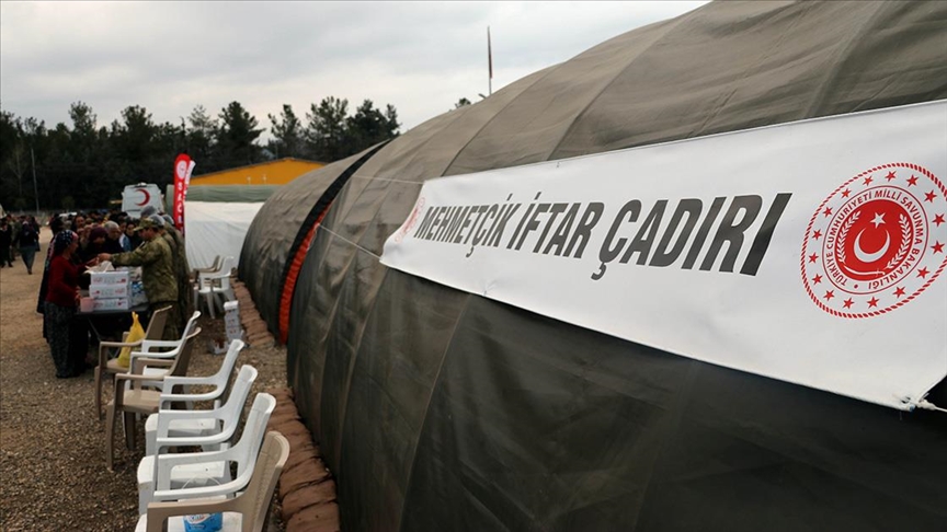 Adıyaman’daki çadır kentte Mehmetçik ile depremzedeler sahur ve iftar sofrasını paylaşıyor
