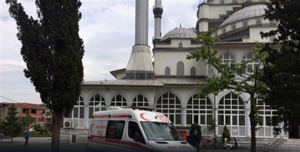 Cami bahçesinde yaşamını yitirdi