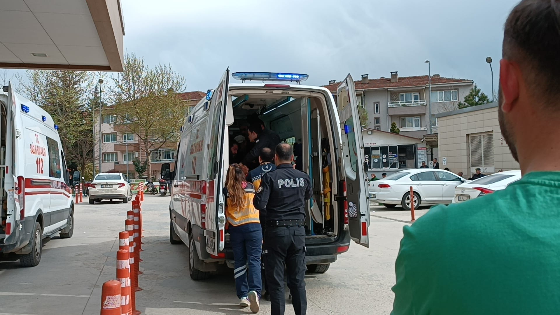 İnegöl’de başına sert cisim düşen işçi yaralandı