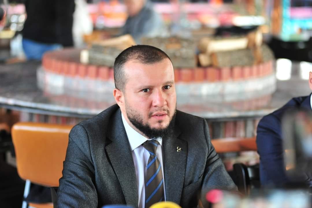 ‘Siyaset koltuklarda oturmak değil’