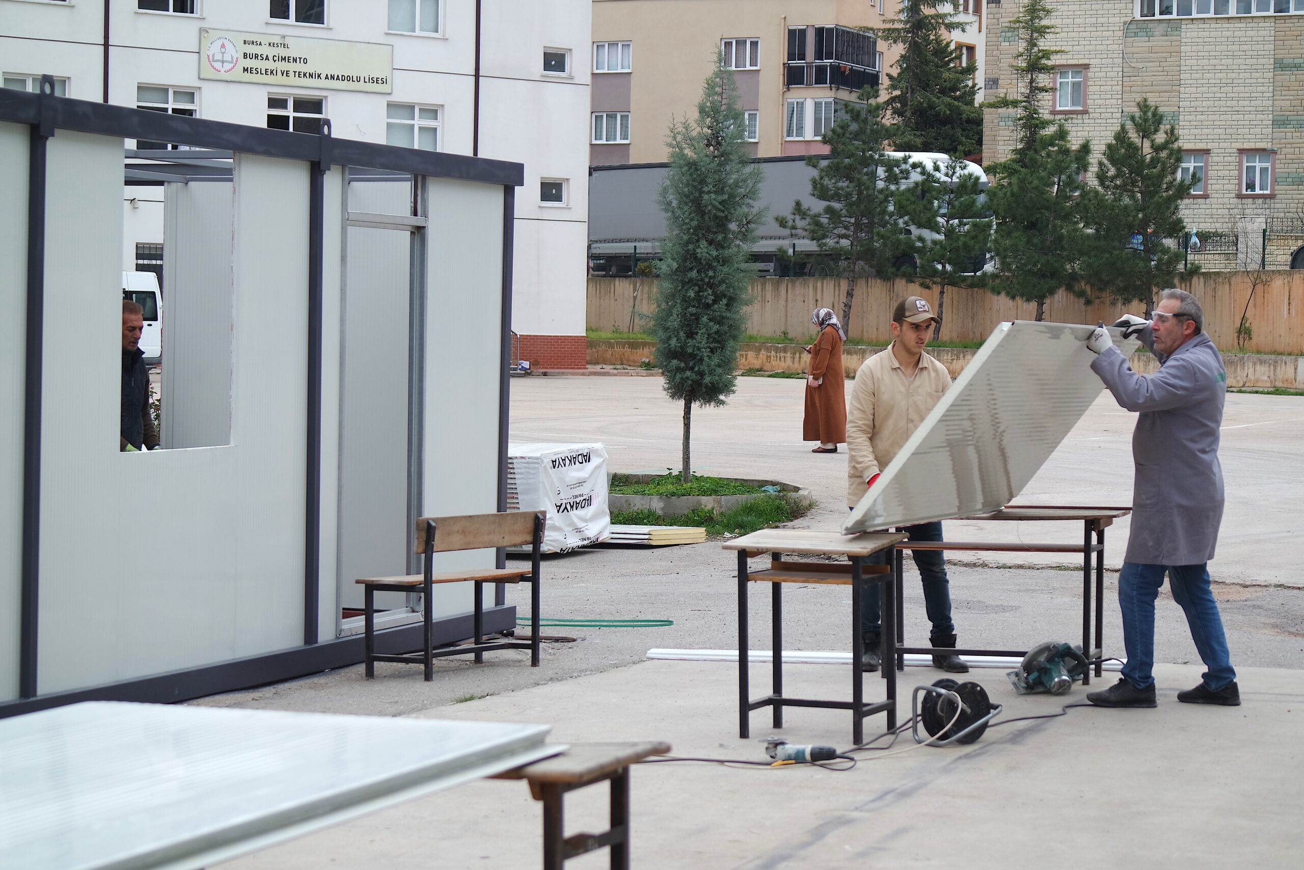 Meslek lisesinde depremzede öğrenciler için “konteyner sınıf” üretiliyor