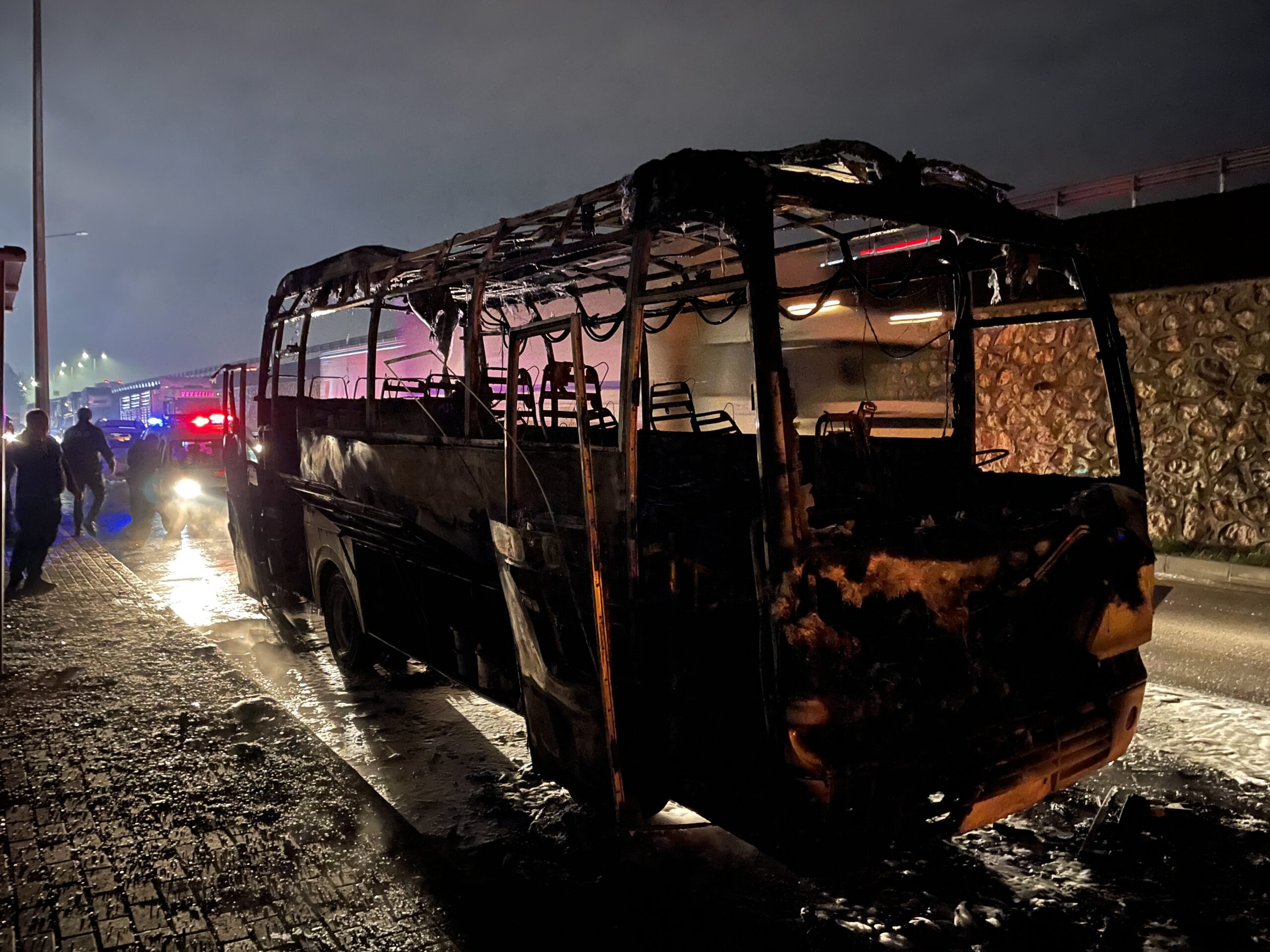 İşçi servisi yangında kullanılamaz hale geldi