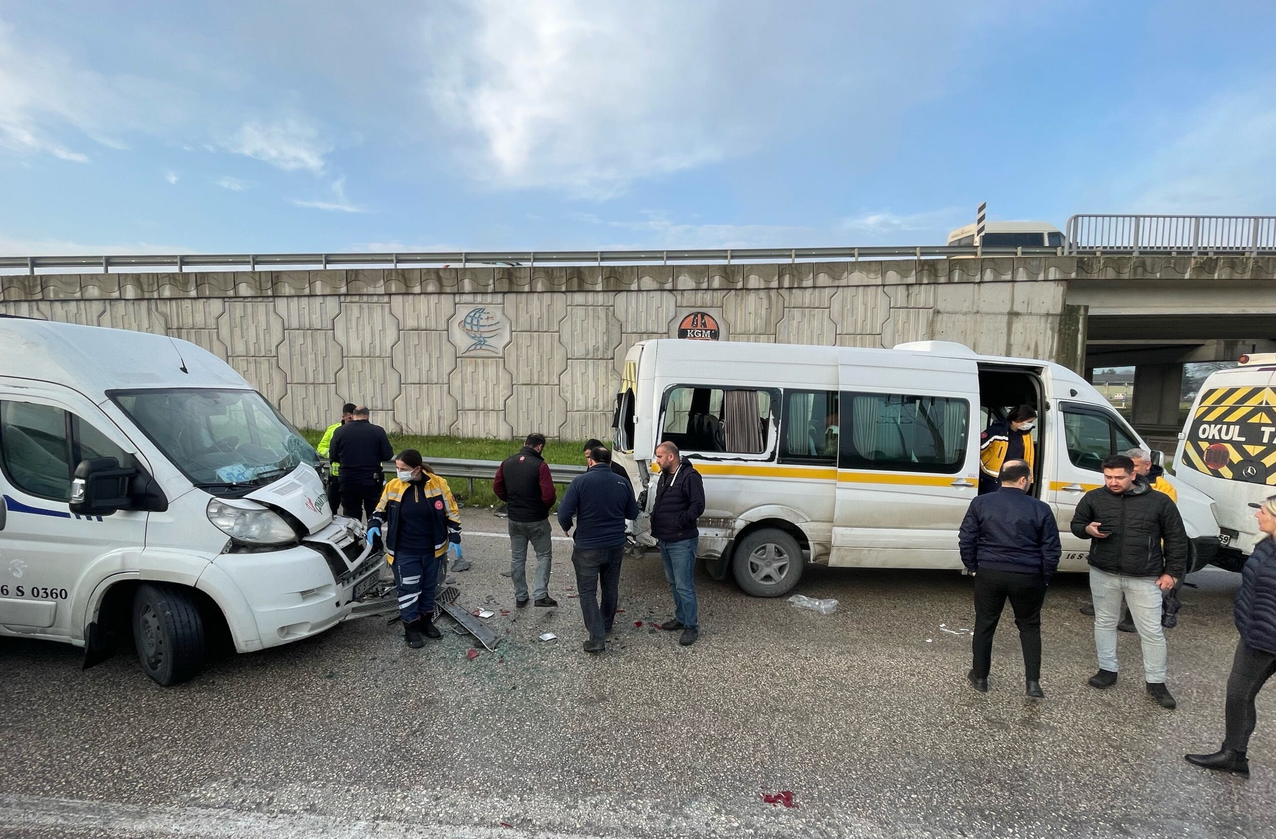 Servis minibüslerinin karıştığı kazada 15 kişi yaralandı