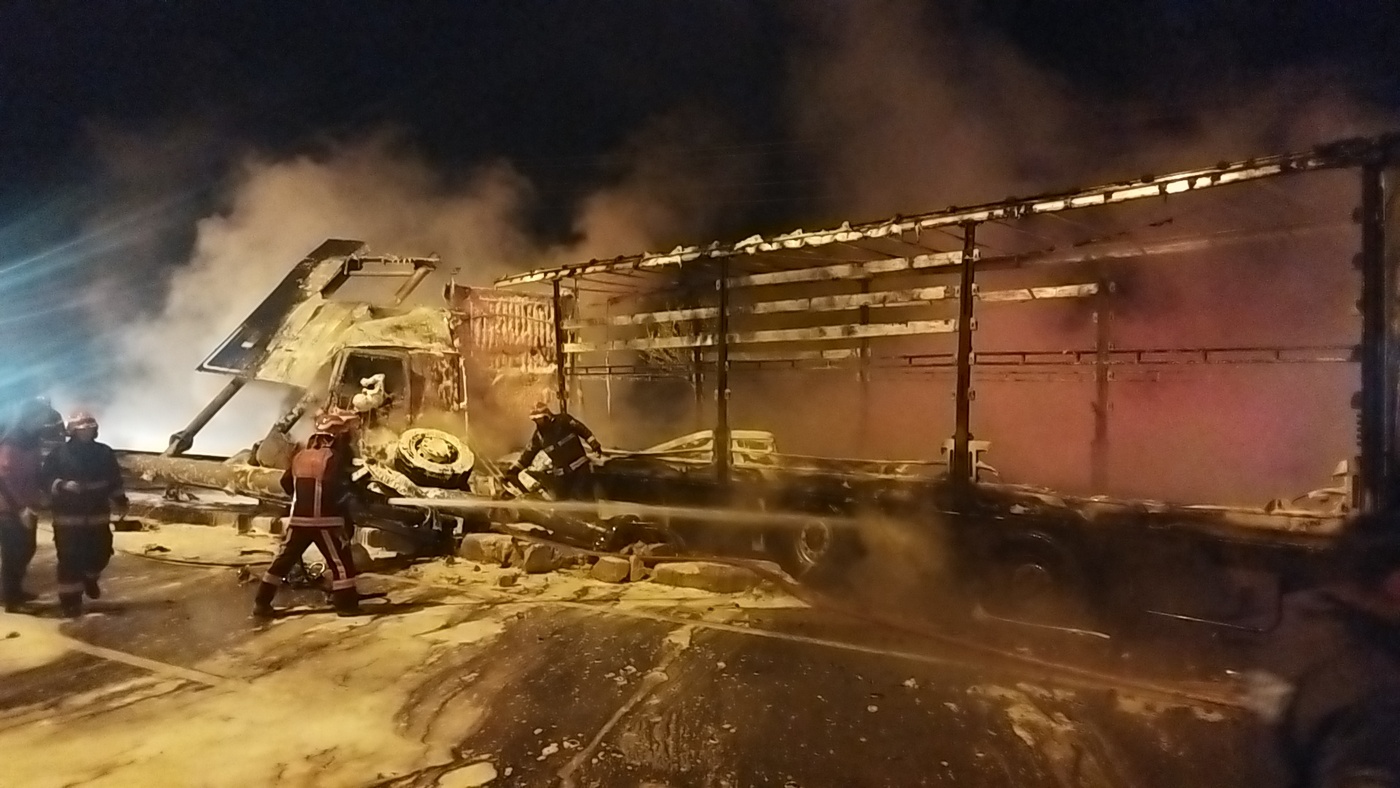 Bariyere çarparak alev alan tırın sürücüsü hayatını kaybetti