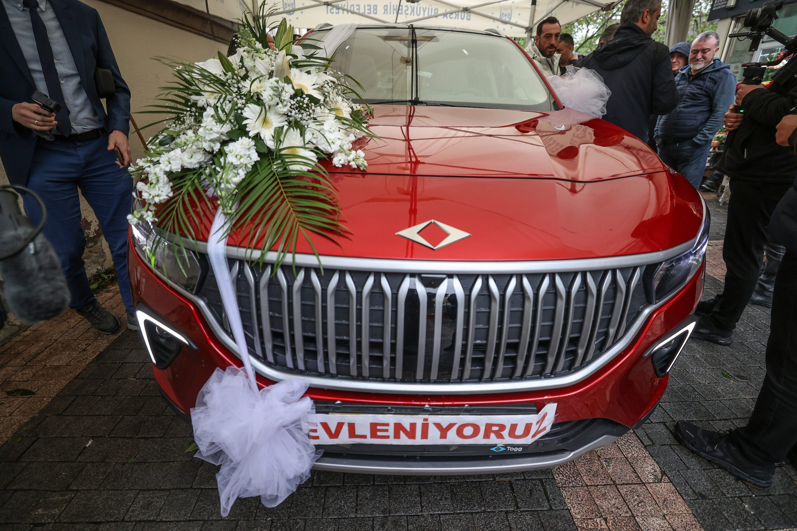 Bursa’da “Anadolu kırmızısı” Togg gelin arabası oldu