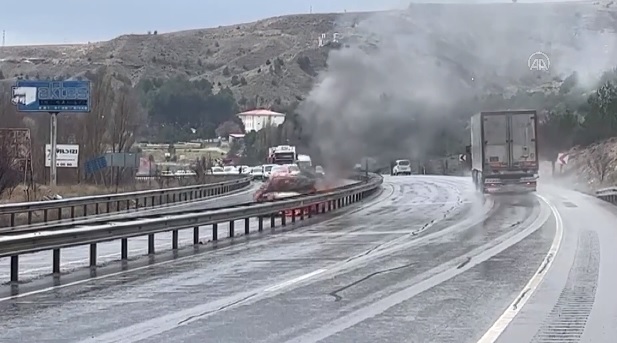 Bariyerlere çarpan otomobil alev aldı, 4 kişi yaralandı