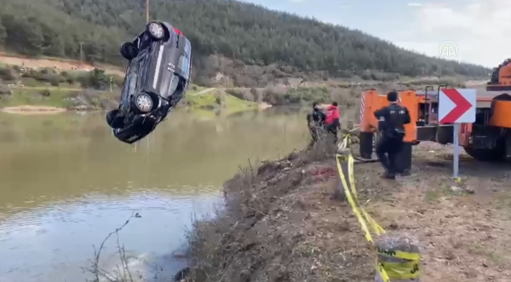 Gölete düşen hafif ticari araçtaki çift hayatını kaybetti
