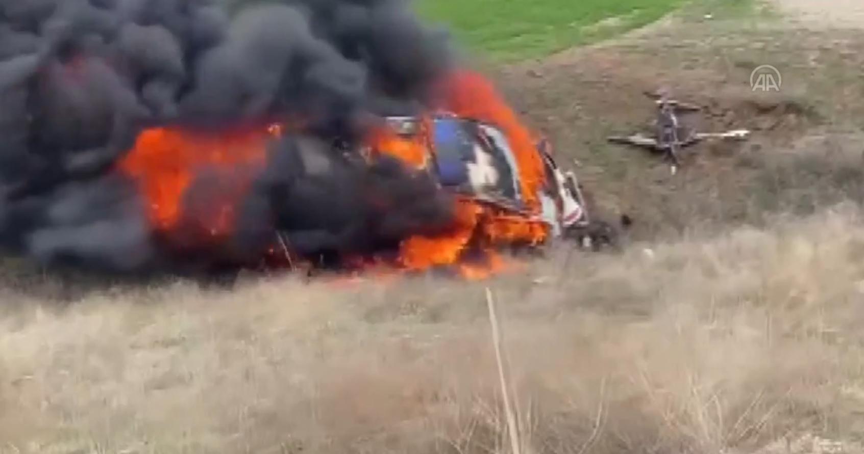 Ambulans ve kamyonetin çarpışması sonucu 5 kişi yaralandı