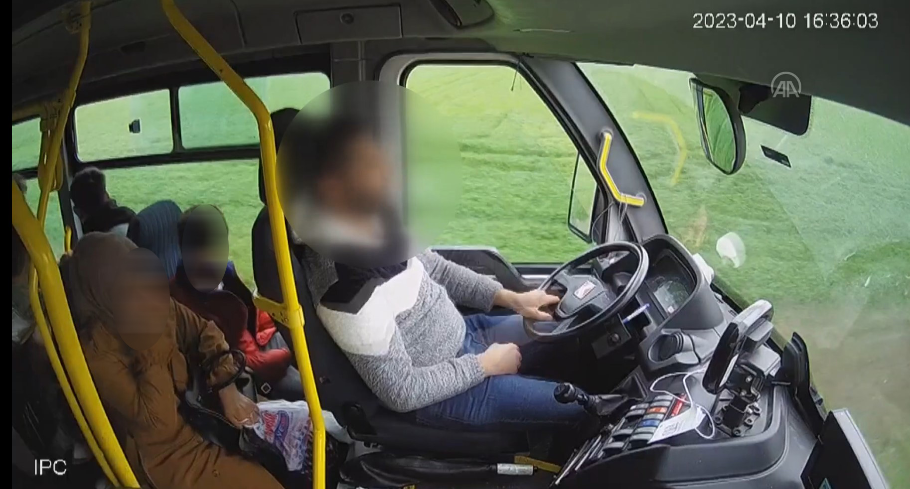 Sürücüsü uyuyan minibüsün tarlaya girdiği anlar araç kamerasınca kaydedildi