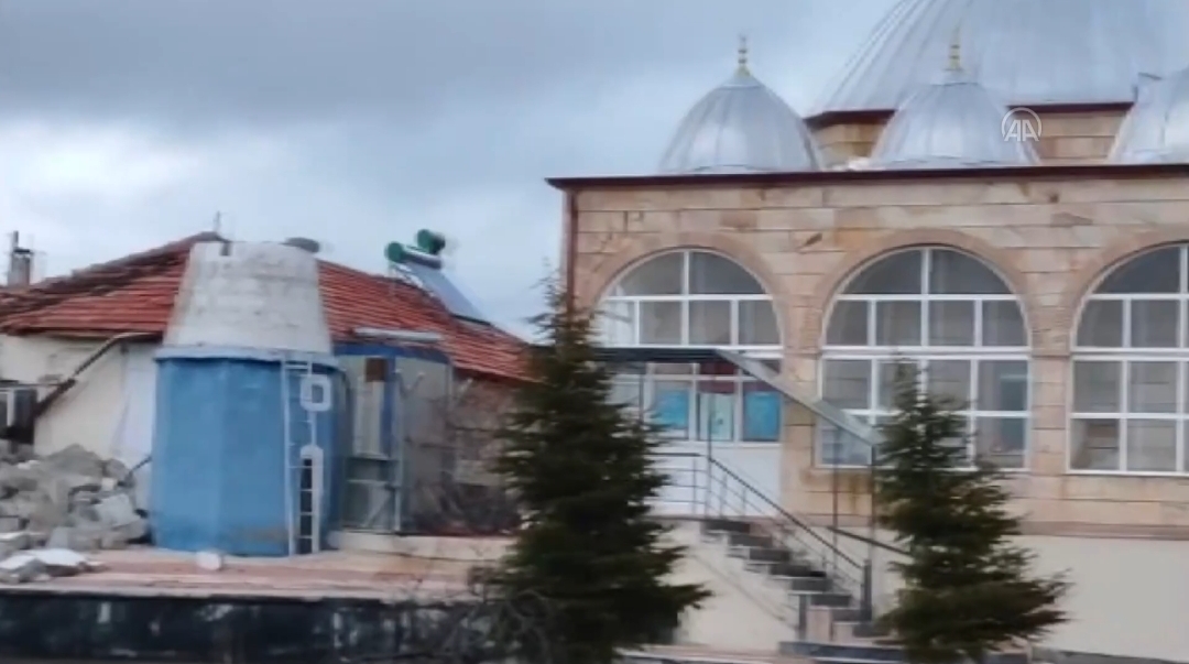 Fıırtınada cami minaresi yıkıldı, imam yaralandı