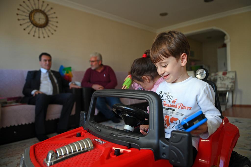 Akülü arabası enkaz altında kalan çocuğun yüzü güldü