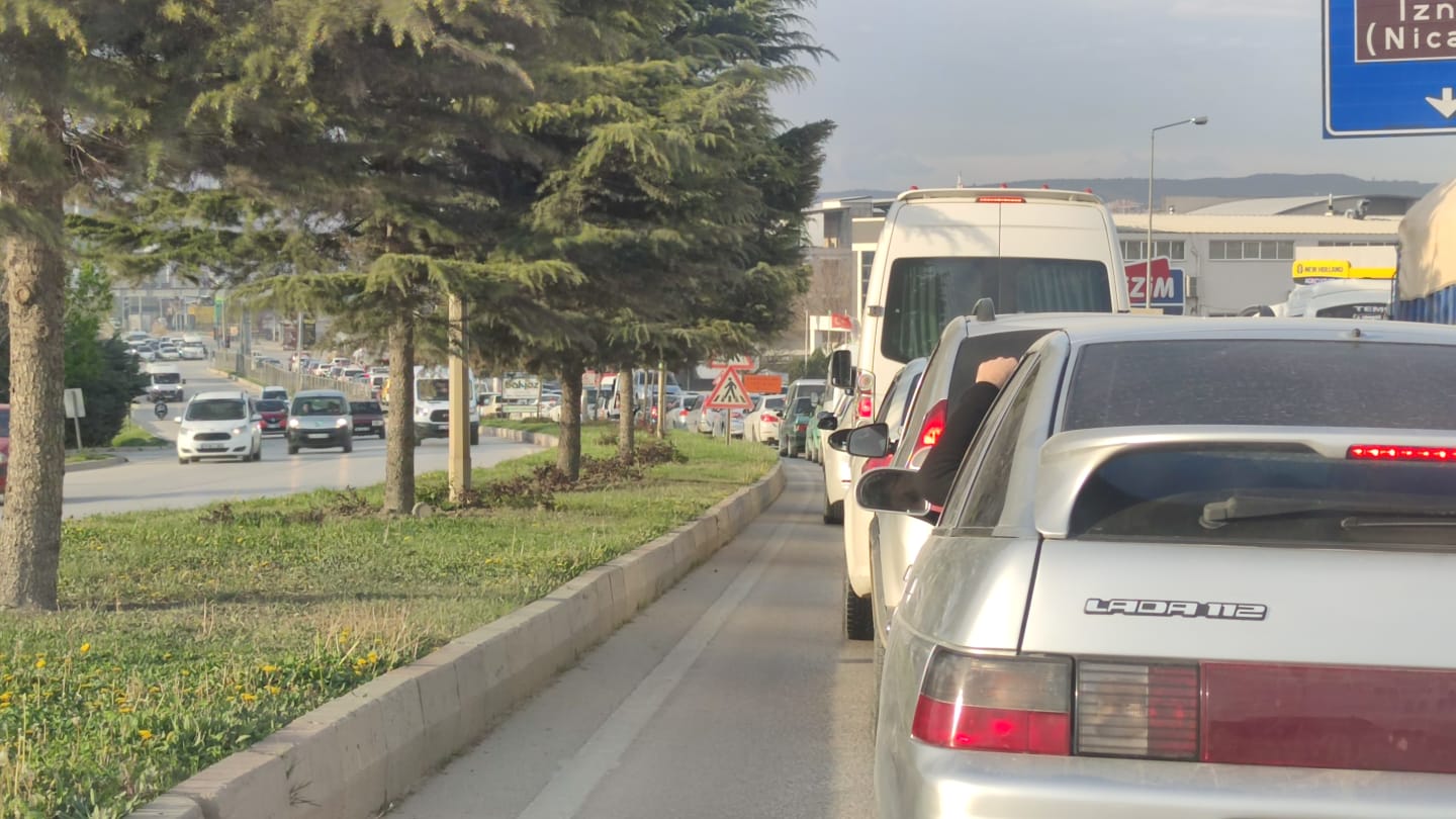 Alanyurt yolu trafik durma noktasına geldi
