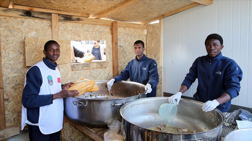 Türkiye’de dil eğitimi alan Afrikalı 3 arkadaş, Hatay’daki depremzedelere desteğe koştu