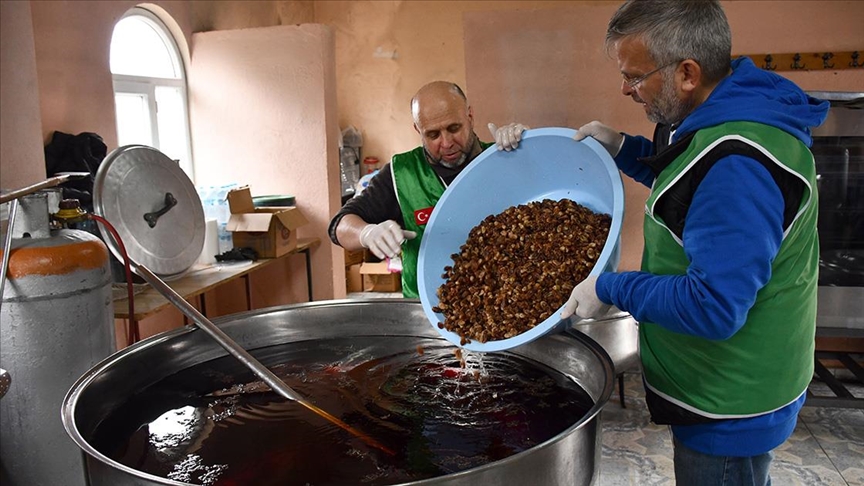 Ramazanda kurdukları aşeviyle Bursa’dan Malatya’ya gönül köprüsü oldular