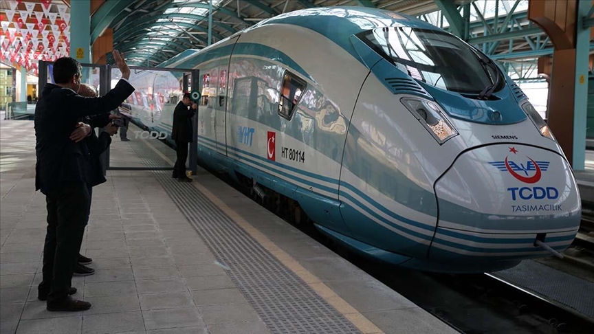 Ankara-Sivas Yüksek Hızlı Treni, ilk ücretsiz yolcularıyla Ankara’ya hareket etti