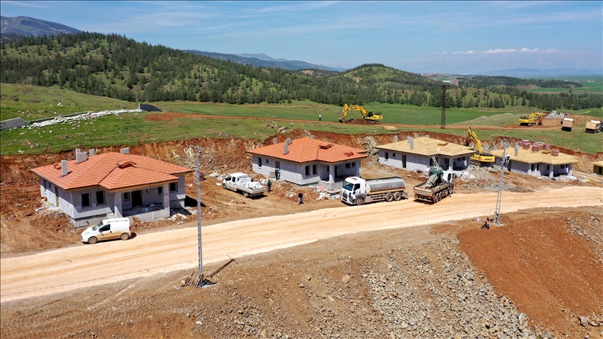 Nurdağı’nda yapımı tamamlanan köy evleri bayramda hak sahiplerine teslim edilecek