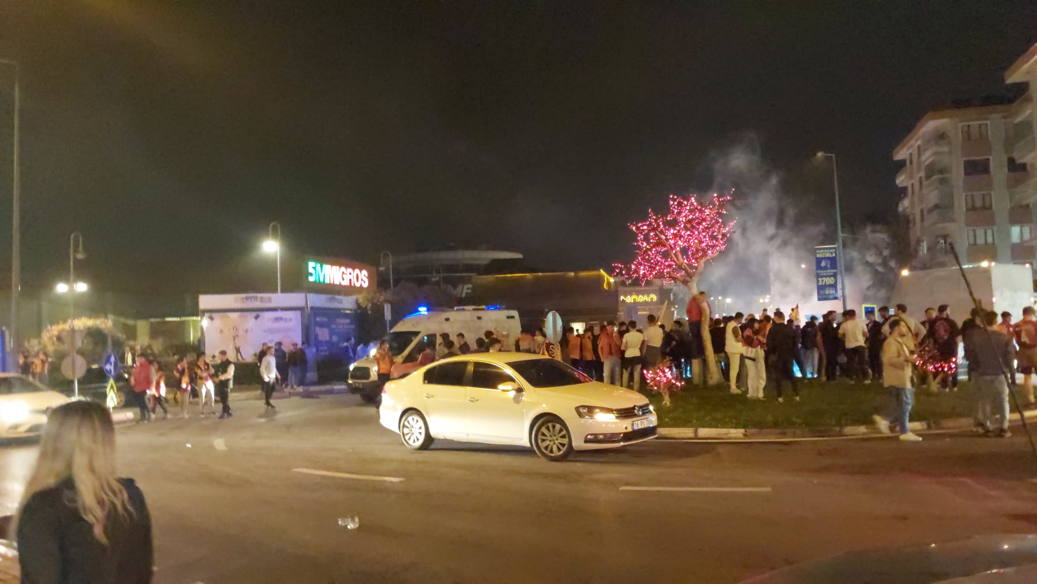 Canını kurtarmak için yaptığı manevralar 2 kişinin yaralanmasına neden oldu