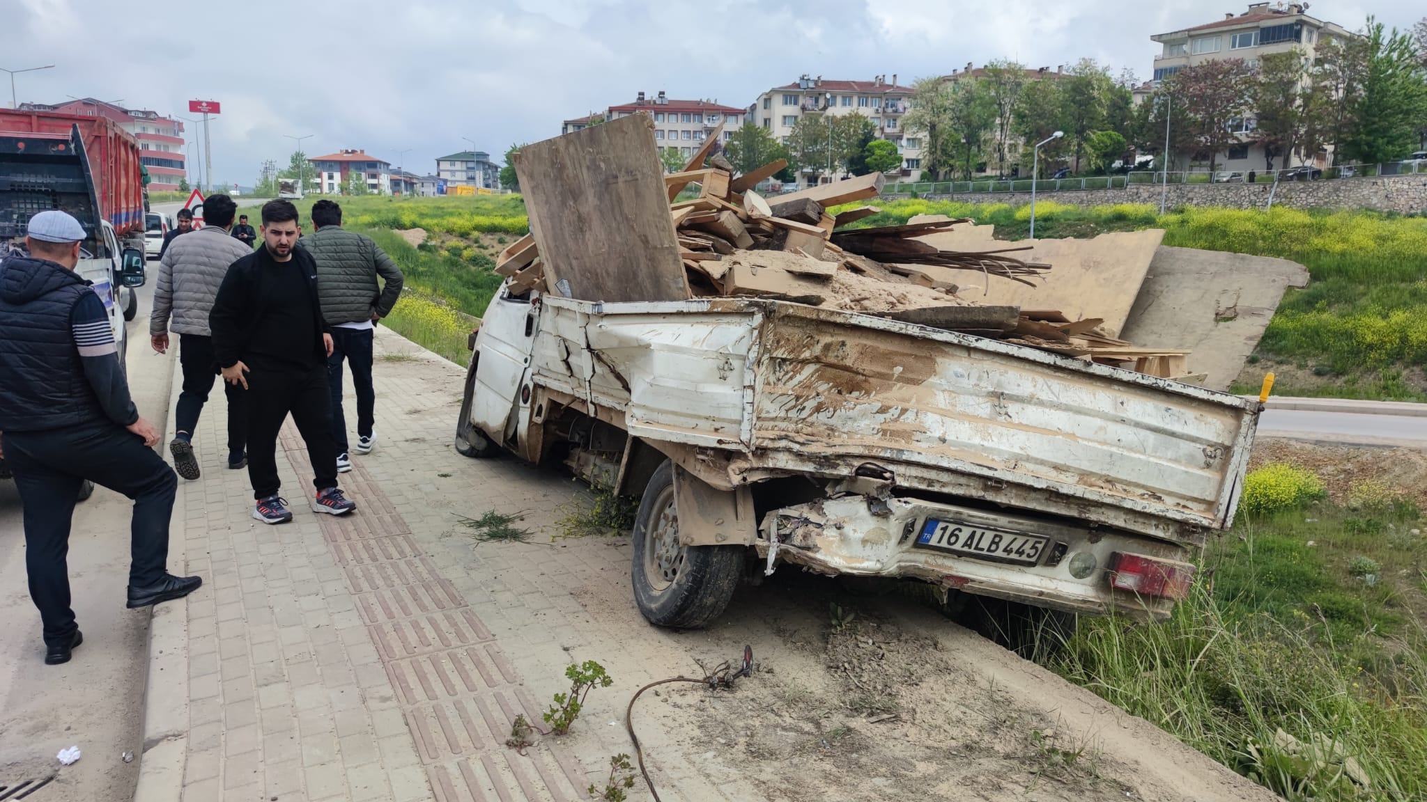 İnegöl’de tırın biçtiği kamyonetteki 1 kişi yaralandı