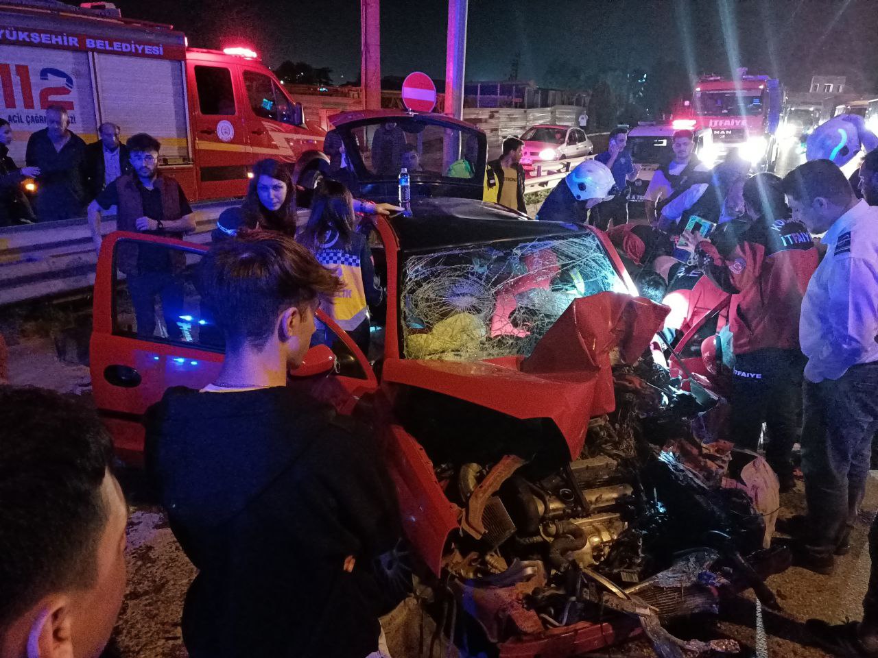 Tıra çarpan otomobildeki 4 kişi yaralandı