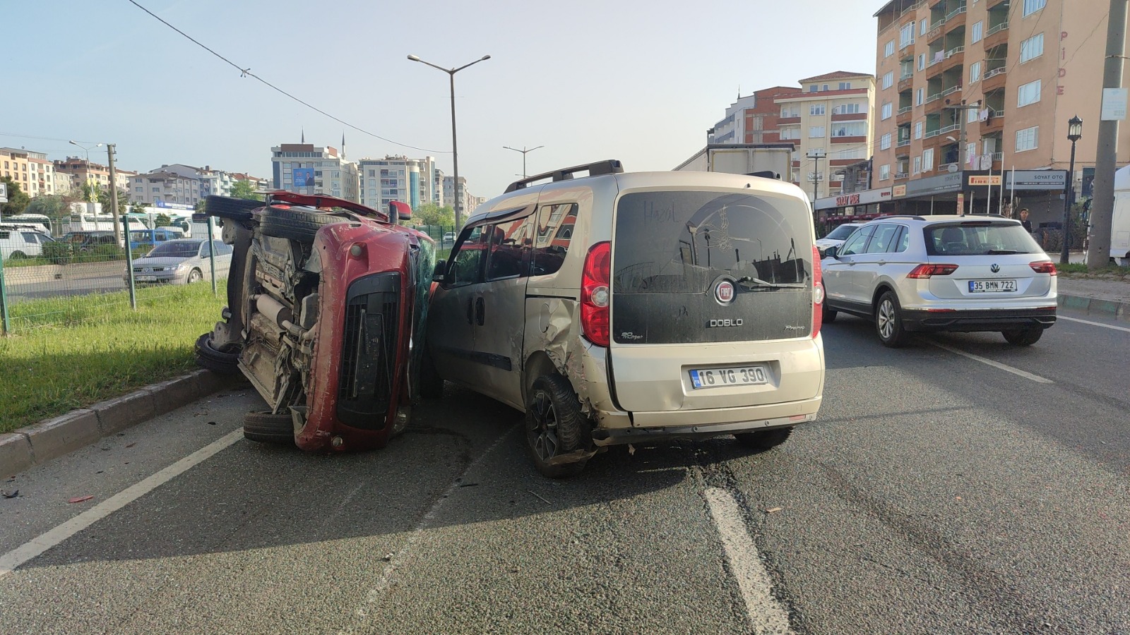 Devrilen hafif ticari araçtaki 3 kişi yaralandı