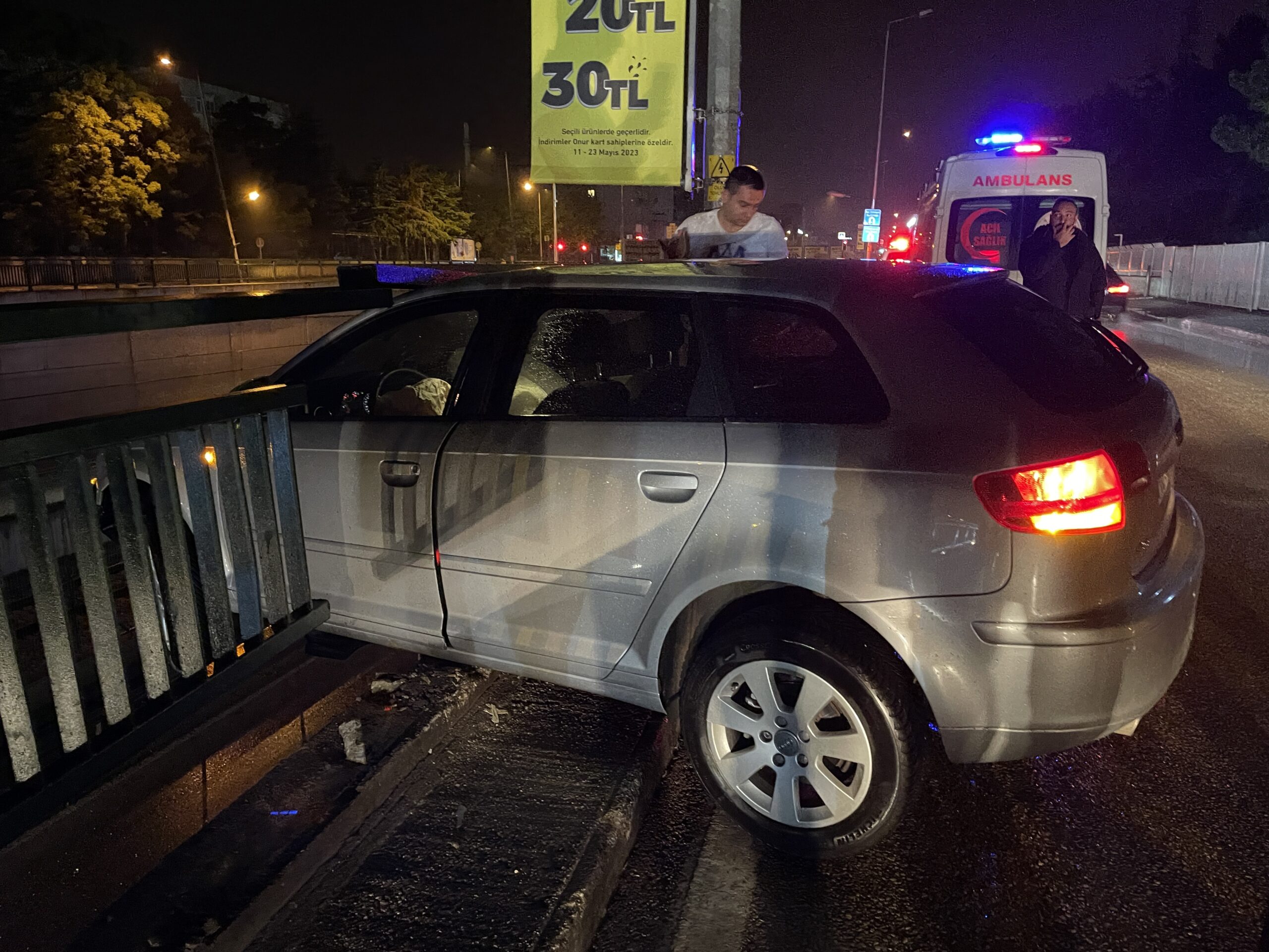 Kontrolden çıkan otomobil bariyerde asılı kaldı