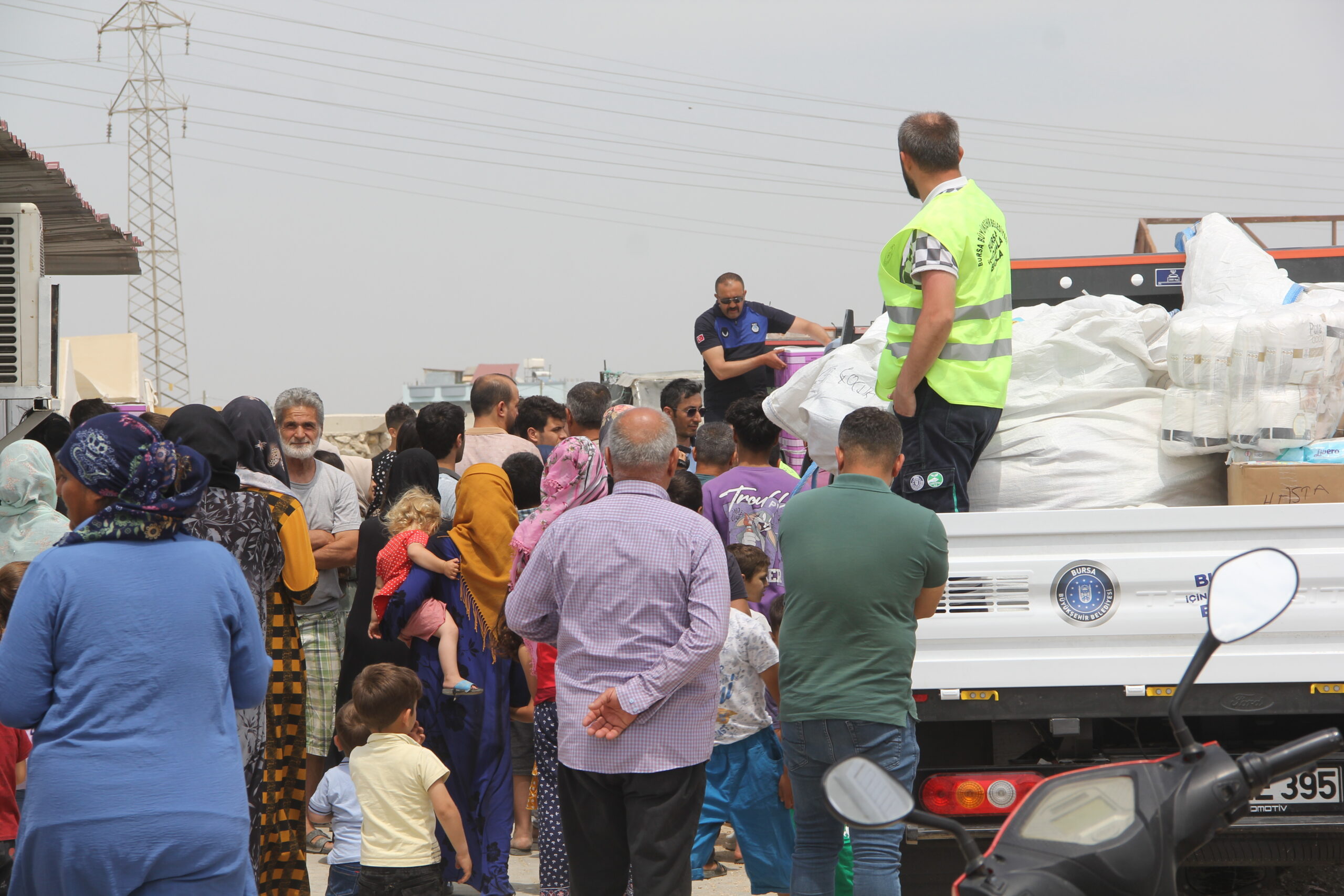 Bursa Büyükşehir Belediyesi ve AK Parti’li gençlerden depremzedelere gıda yardımı