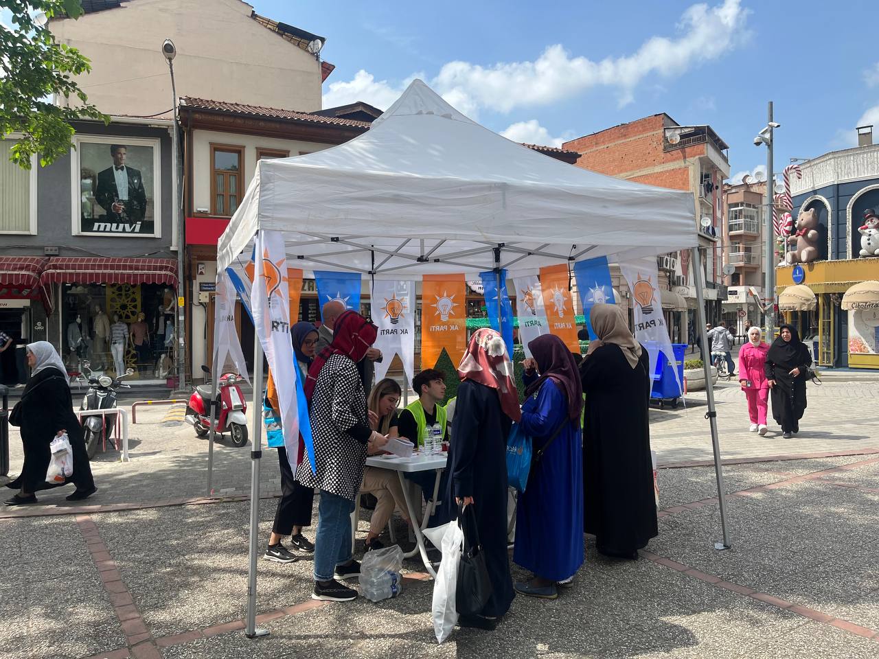 AK Partili gençler, seçimin sabahında çalışmalarına ara vermedi