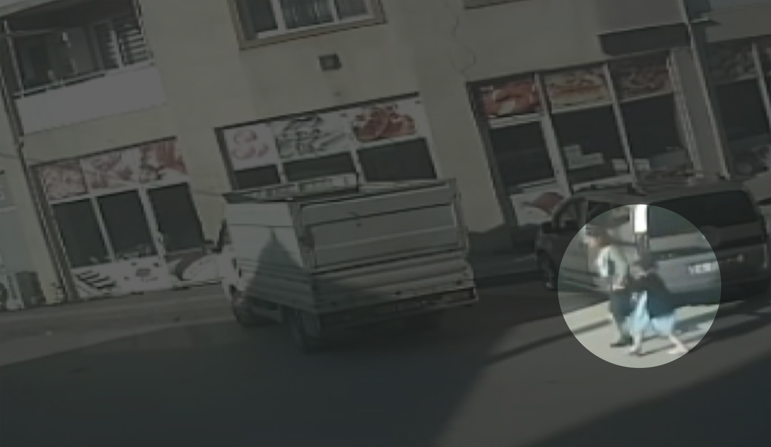 Bayramda kızıyla yürürken yorgun mermiyle vurulan kadın kurtarılamadı