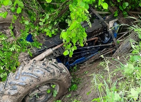 Şarampole devrilen traktördeki yaşlı çift yaralandı