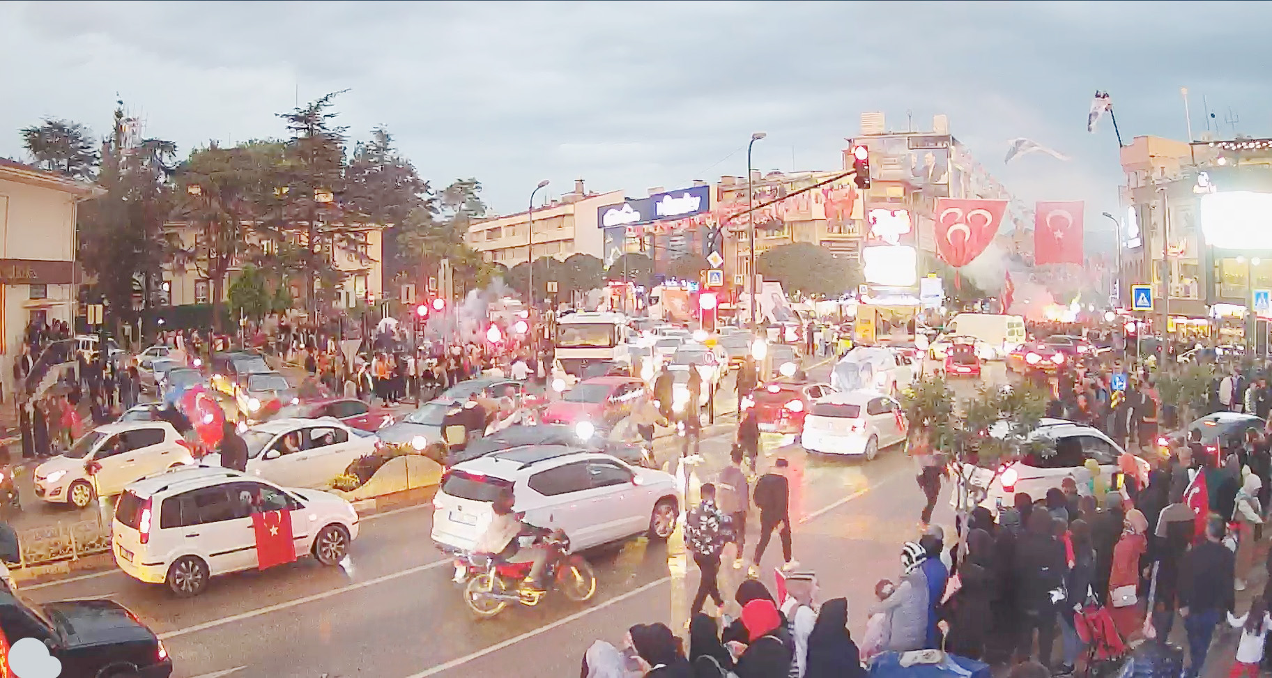 ERDOĞAN İPİ GÖĞÜSLEDİ İNEGöL ZAFERi KUTLADI