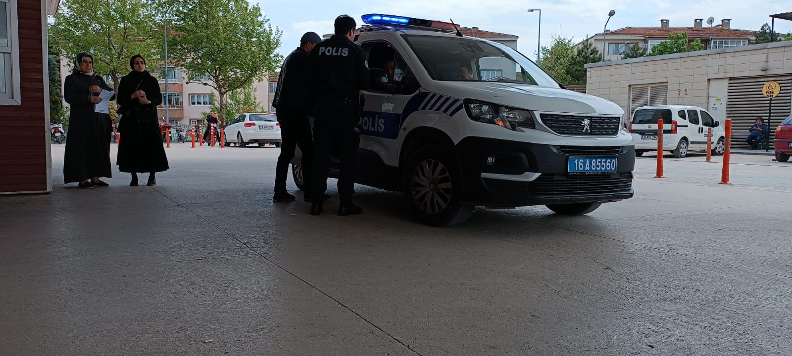 Yolda yürürken silahtan çıkan saçma ile yaralandı