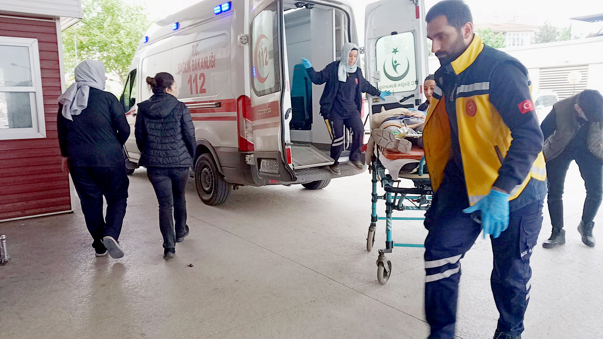 Otomobile arkadan çaptı, motosikletten fırladı