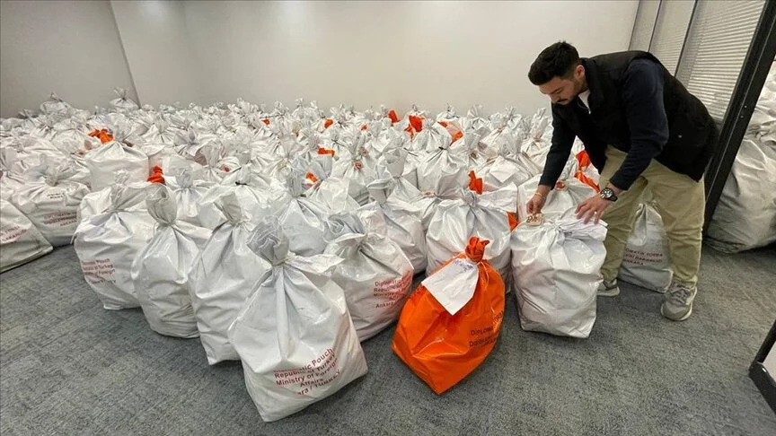 Yurt dışında kullanılan oylar Türkiye’ye getirilmeye başlandı