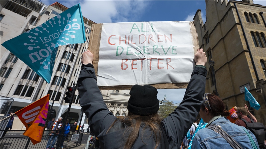 İngiltere’de greve giden sağlık çalışanları hükümetin zam teklifini kabul etti