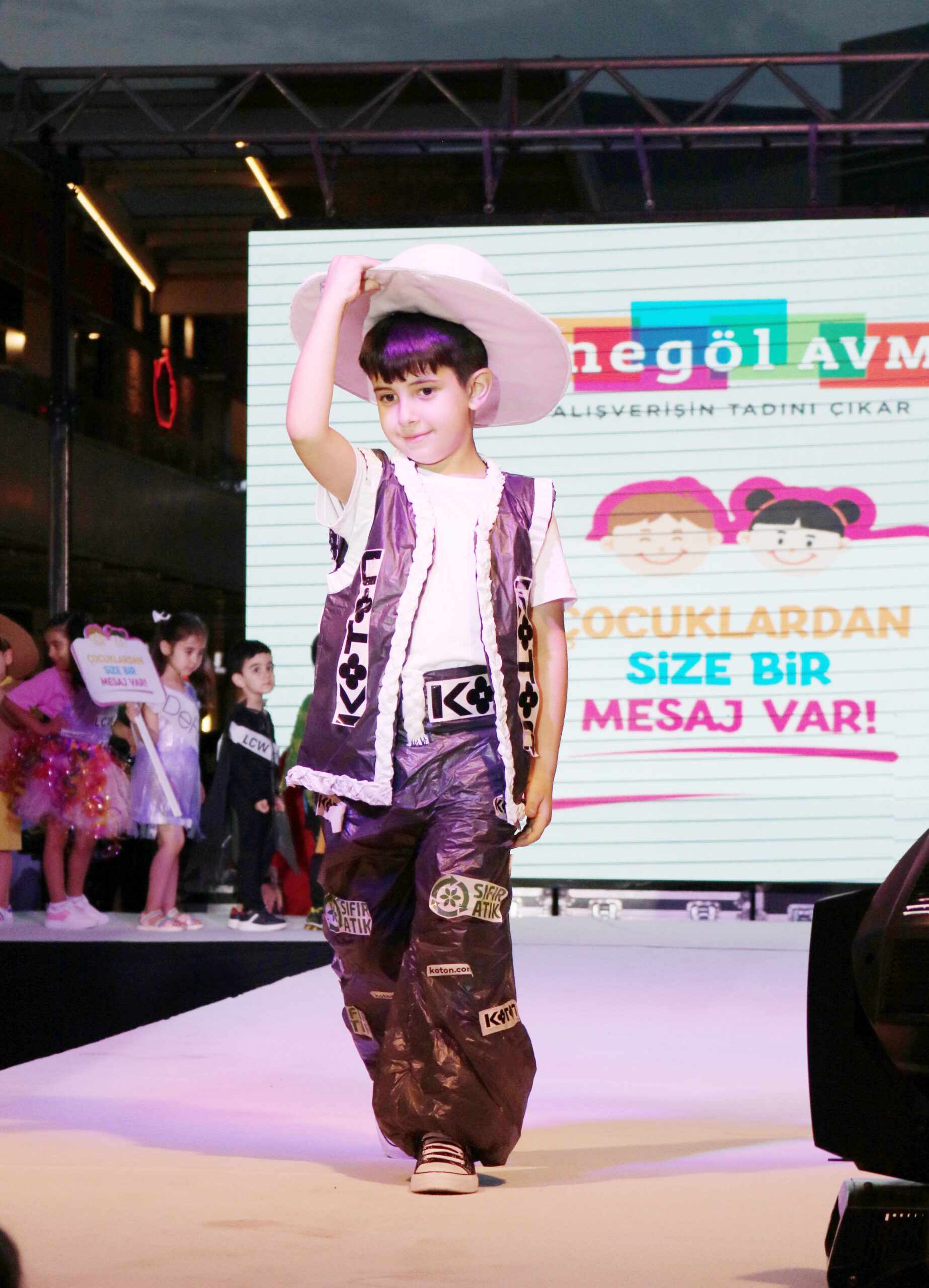 İnegöl AVM’den çocuk defilesi