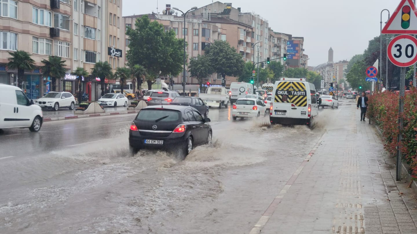 İnegöl’de sağanak yağış ve yıldırım düşmesi korkuttu