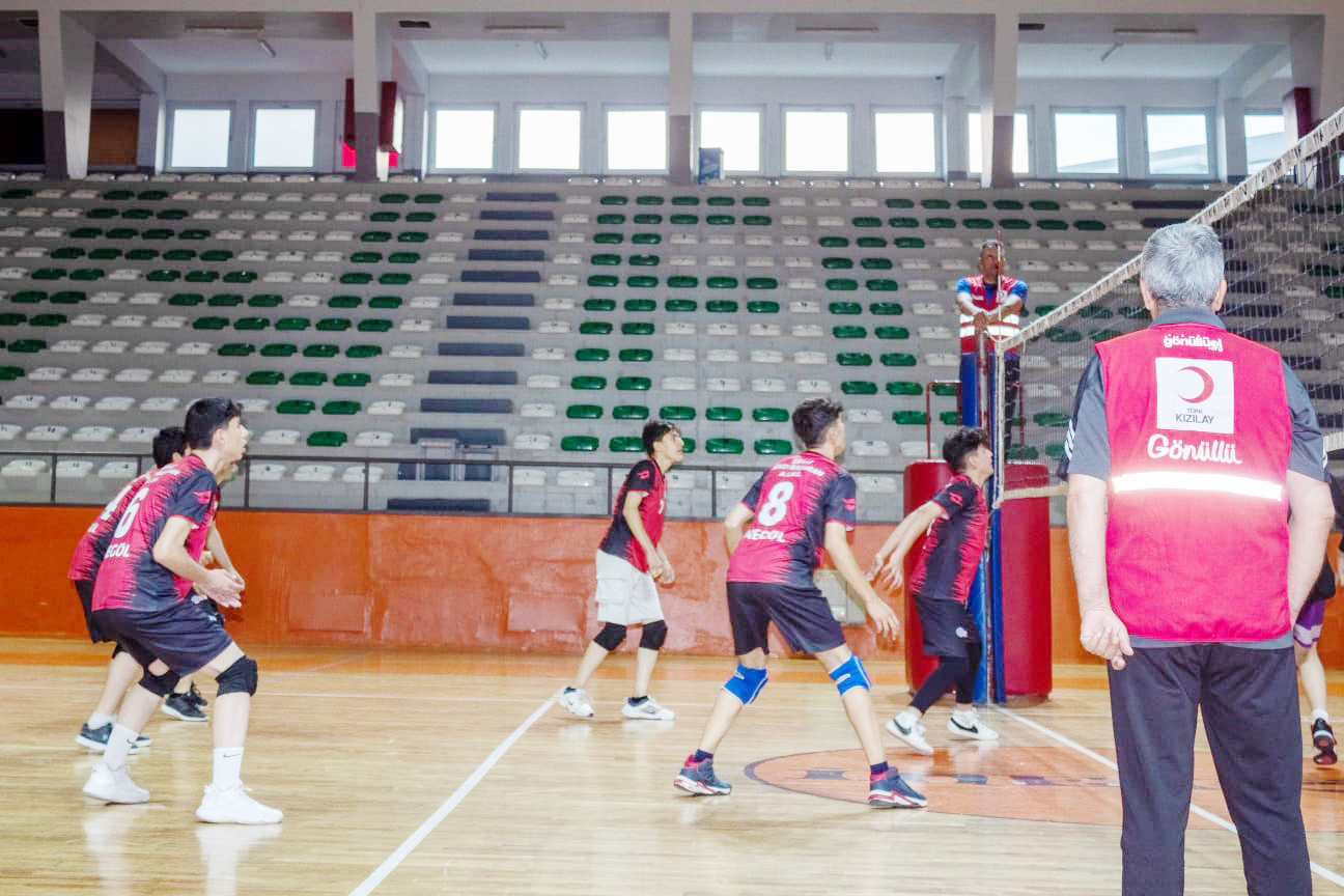 Kızılay’ın turnuvası sona erdi  dereceye giren okullar kupalarını aldı