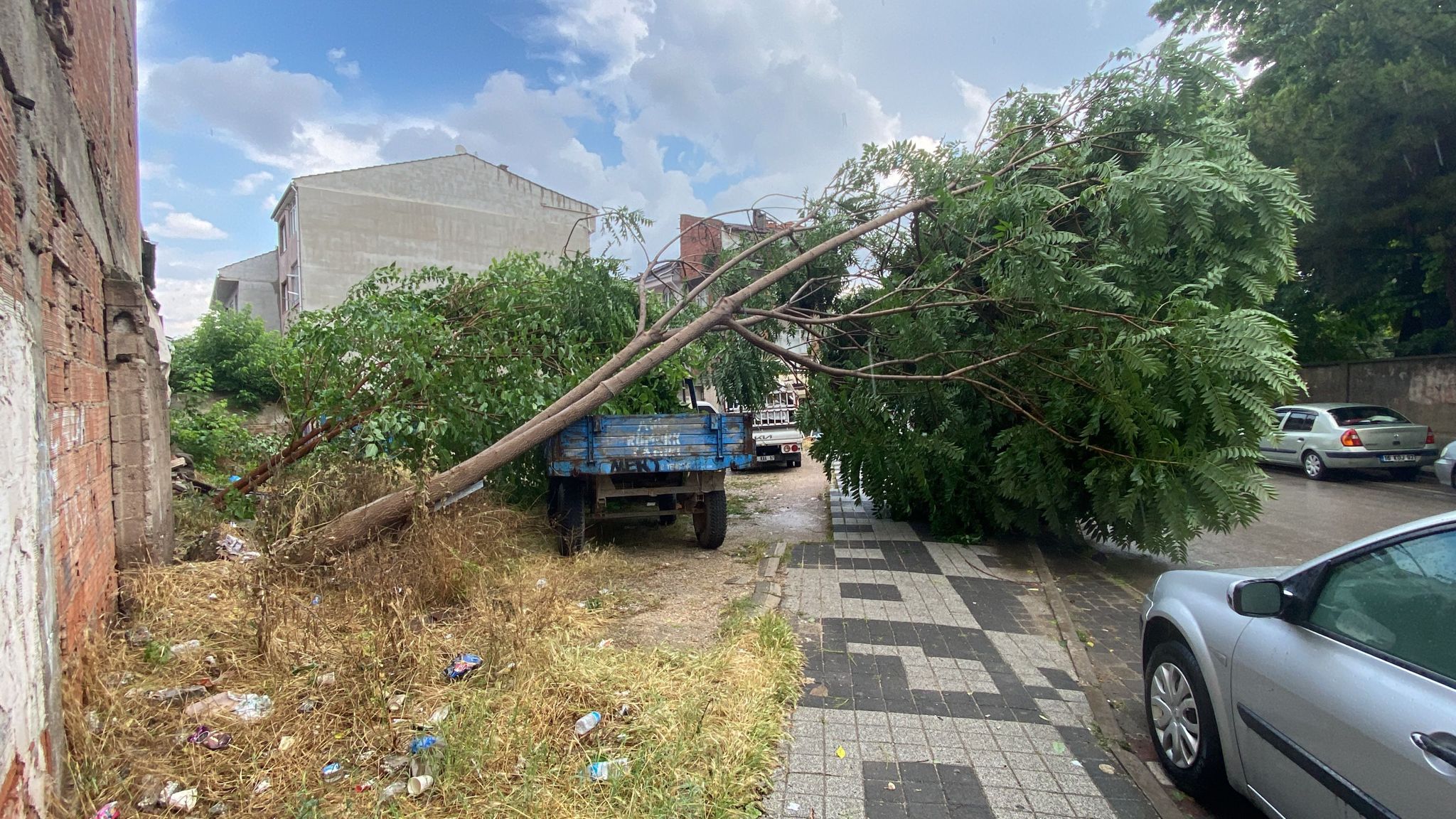 İnegöl’de yıldırım düşmesi hasara yol açtı