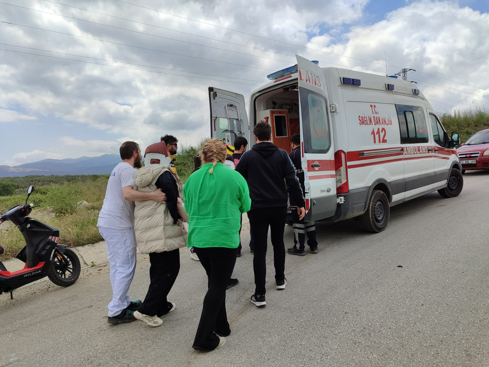 Devrilen elektrikli mini araçtaki 3 kişi yaralandı