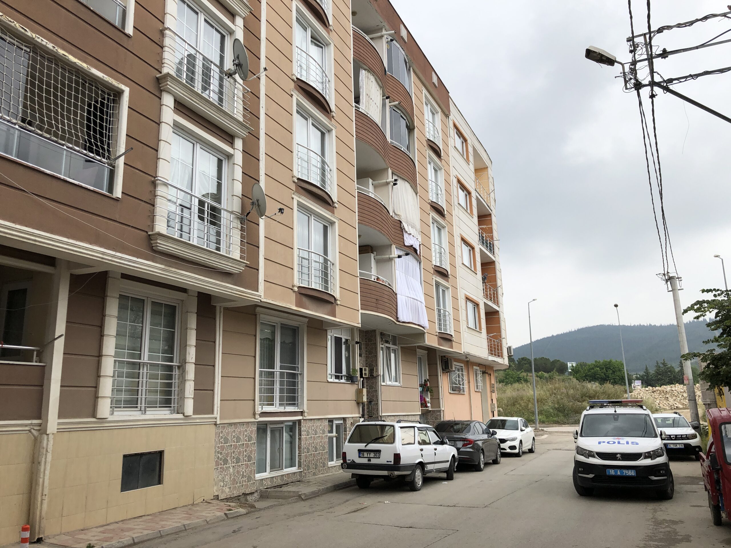 5. kat balkonundan otomobilin üzerine düşen çocuk yaralandı